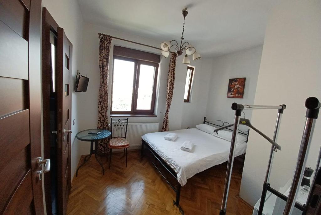 Habitación pequeña con cama y ventana en Camera tip economic Mozart en Cluj-Napoca