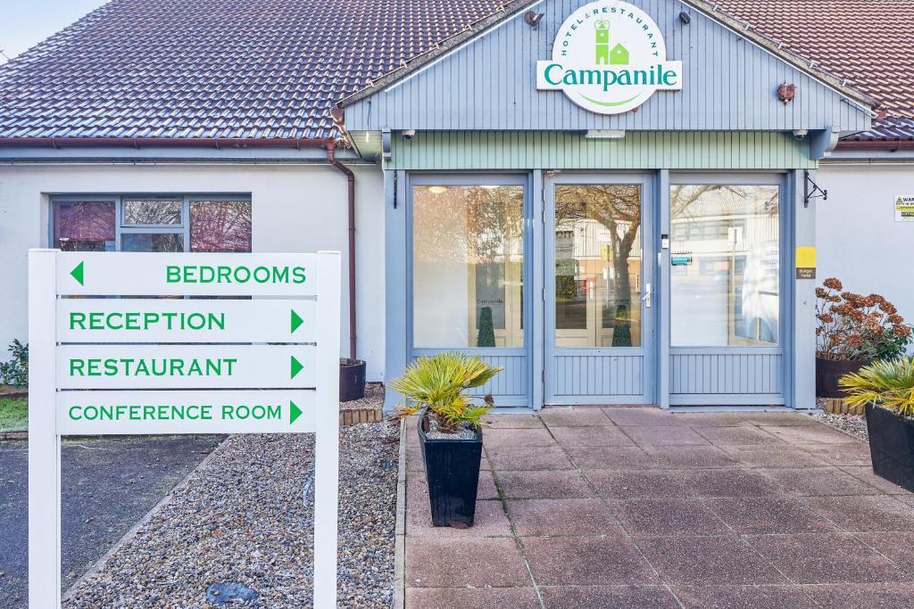 ein Schild vor einem Gebäude mit einem Gebäude in der Unterkunft Campanile Hotel Wakefield in Wakefield