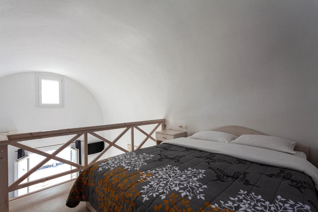 A bed or beds in a room at Caldera Butterfly Villas