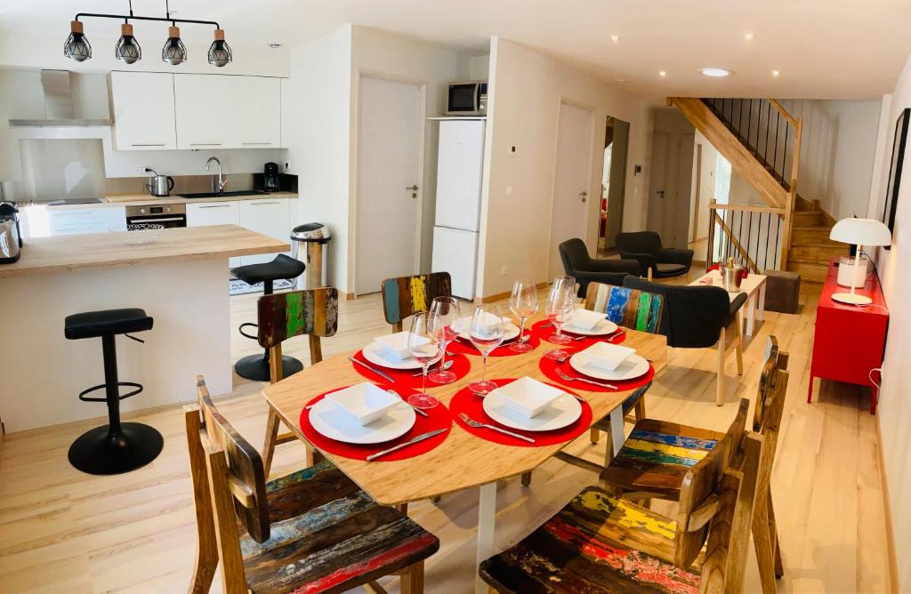 une salle à manger et une cuisine avec une table et des chaises dans l'établissement Appartement neuf, centre ville d'Agde, à Agde