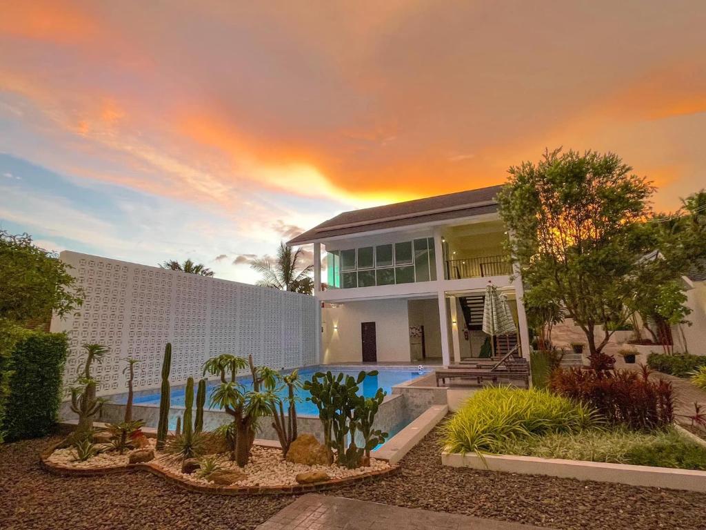 Bazén v ubytování The Pin Boutique Pool Villa Krabi nebo v jeho okolí