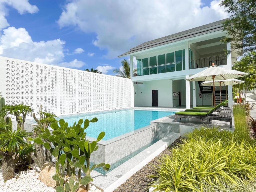 una piscina frente a una villa en The Pin Boutique Pool Villa Krabi en Ao Nang Beach