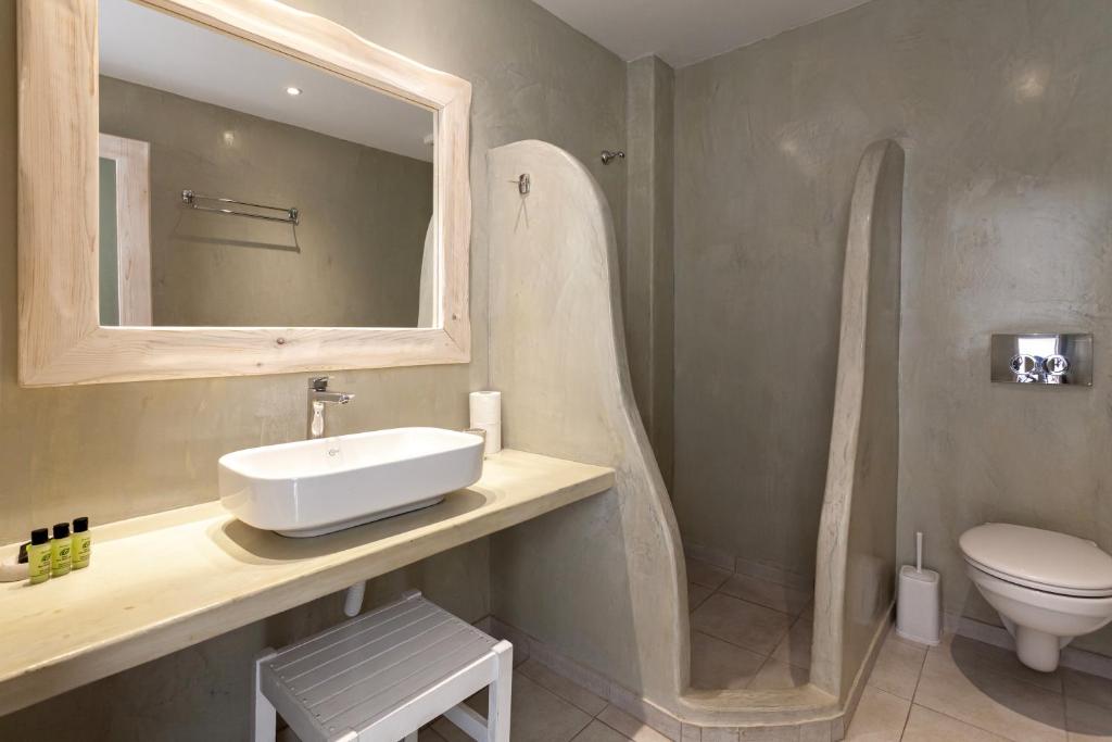 A bathroom at Caldera Butterfly Villas