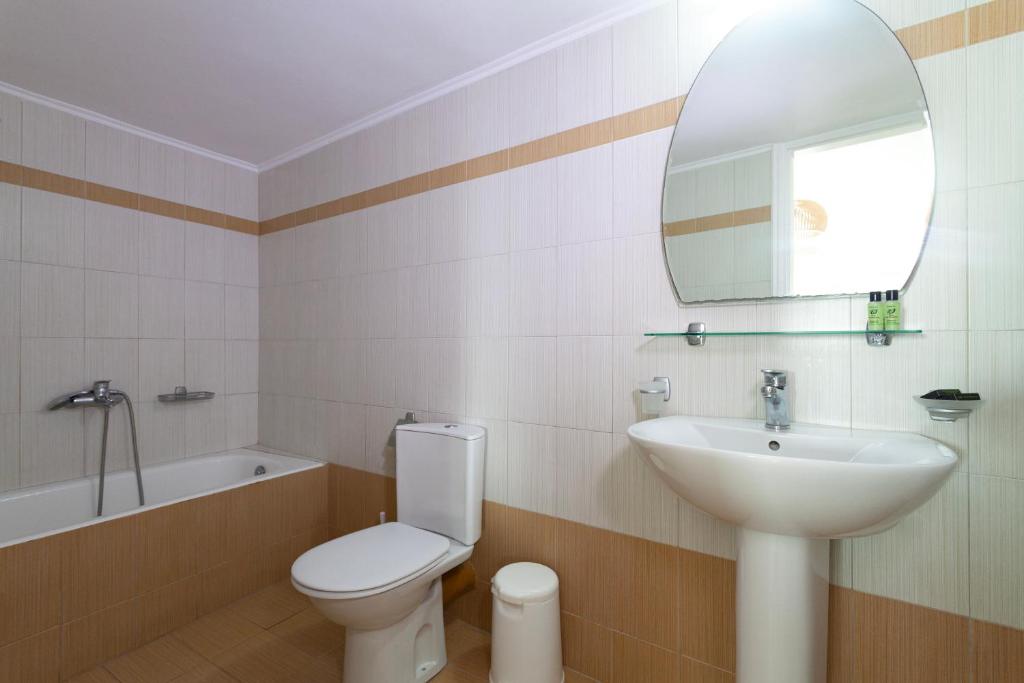 A bathroom at Caldera Butterfly Villas