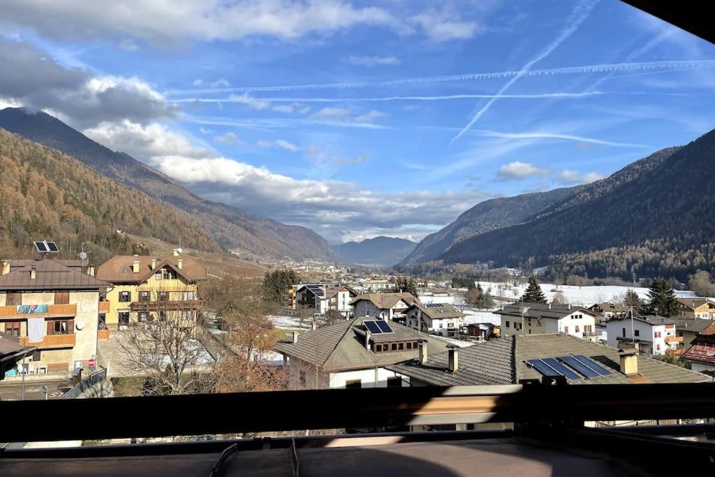 Vistas a una ciudad con montañas en el fondo en Cozy Mountain View Loft, Val di Sole, Trentino, en Monclassico
