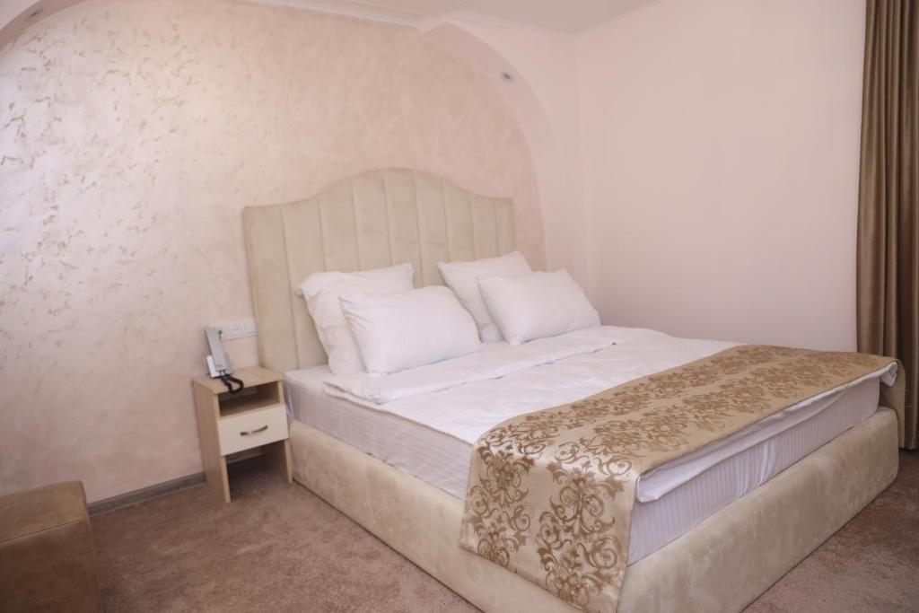 Postel nebo postele na pokoji v ubytování DeLin Hotel And Tours