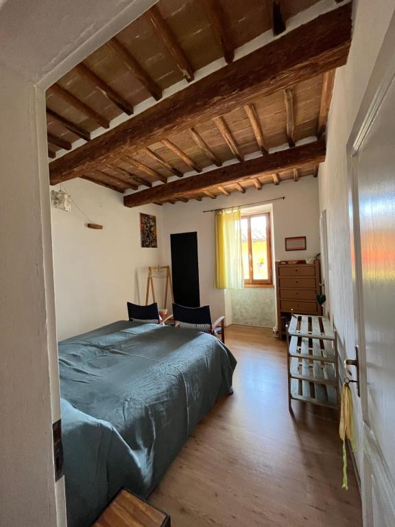 - une chambre avec un grand lit dans l'établissement Bio B&B Della Mandorla, à Pérouse