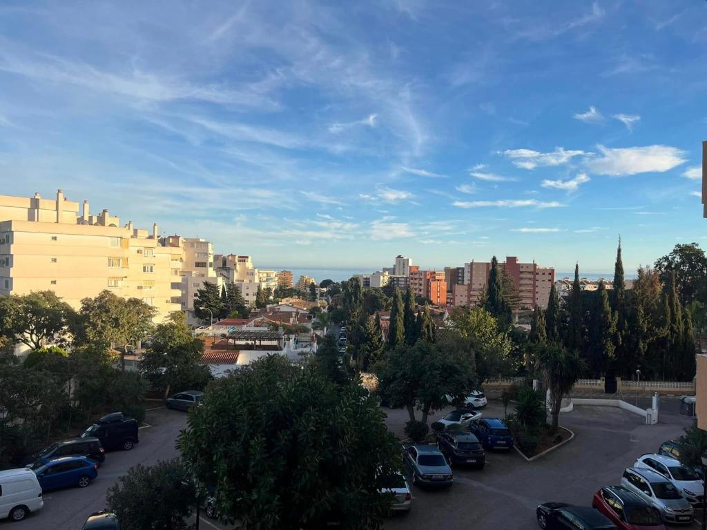 Nespecifikovaný výhled na destinaci Benalmádena nebo výhled na město při pohledu z apartmánu