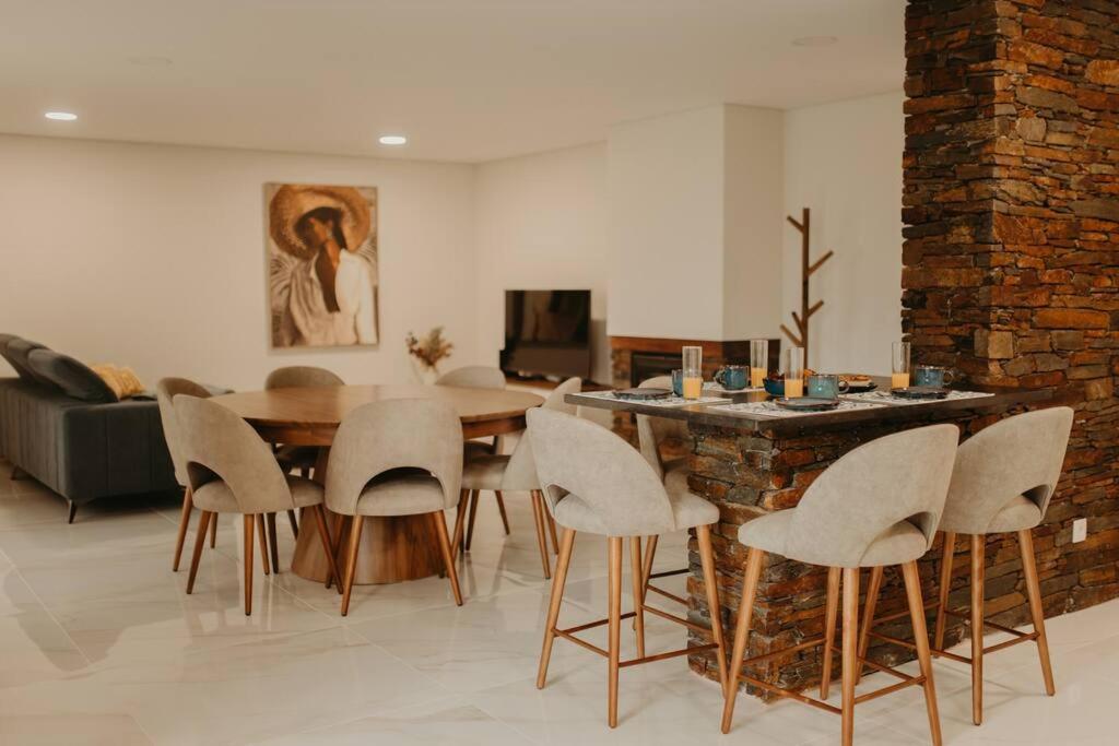 ein Wohnzimmer mit einem Esstisch und Stühlen in der Unterkunft Antas Villa Family in Esposende