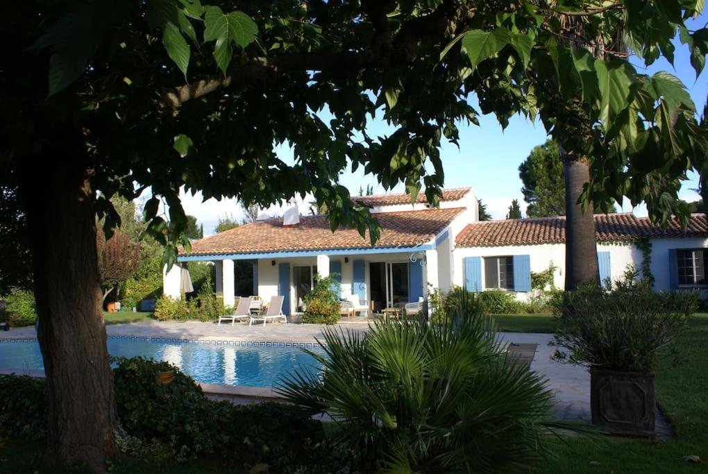 une maison avec une piscine dans la cour dans l'établissement Villa Les Folies - magnifique jardin avec piscine, au Beausset