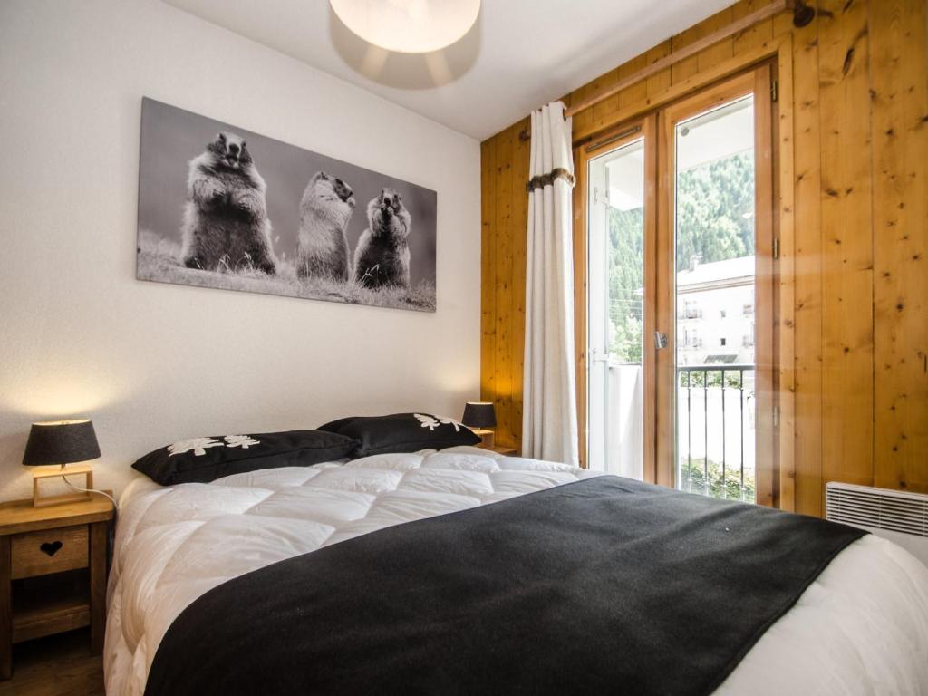 Een bed of bedden in een kamer bij Appartement Chamonix-Mont-Blanc, 3 pi&egrave;ces, 4 personnes - FR-1-343-212