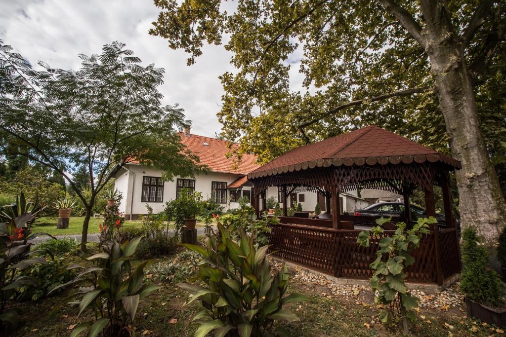 a gazebo in front of a house at Zsitfapusztai Vadászház in Vizvár