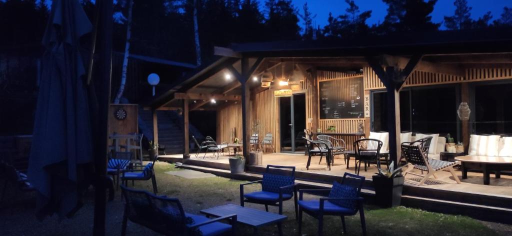 Bazén v ubytování Les Chalets Du Goulet nebo v jeho okolí