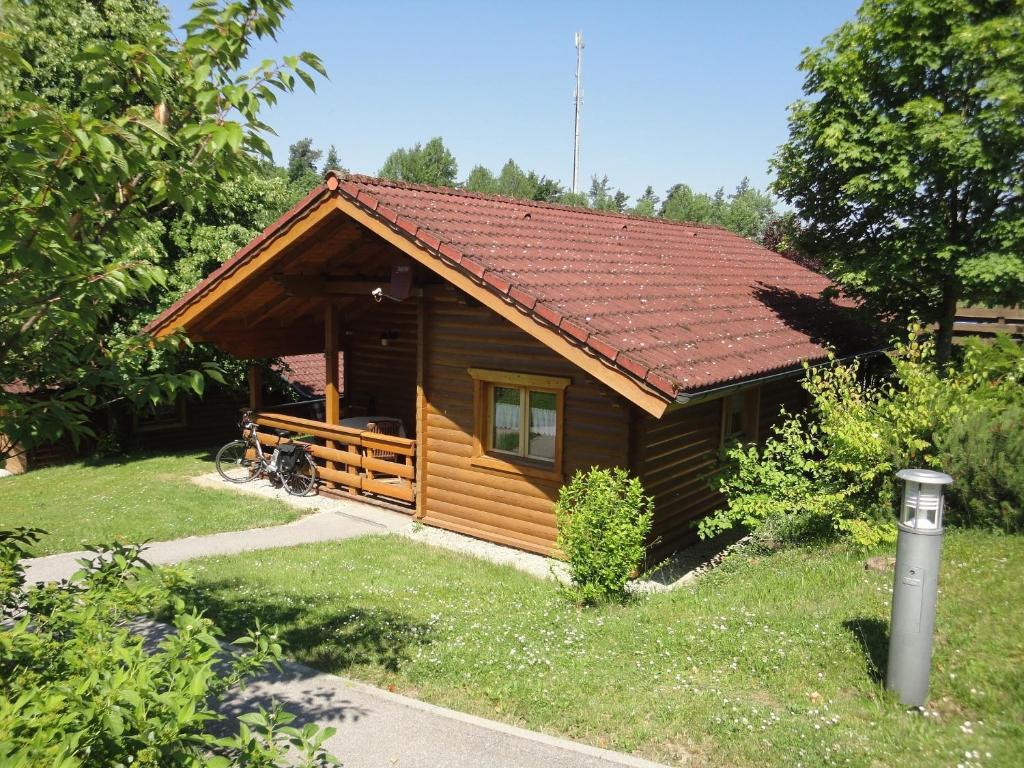 Cabaña de madera pequeña con techo rojo en Ferienhaus Weil, en Stamsried
