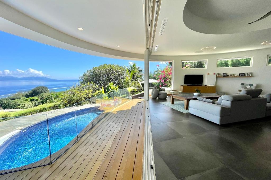 Bazén v ubytování Villa Menemene one of a kind place in Tahiti nebo v jeho okolí