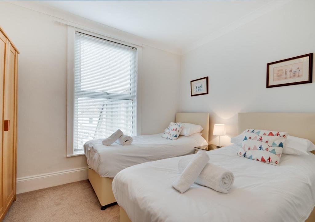 En eller flere senge i et værelse på Brixham View