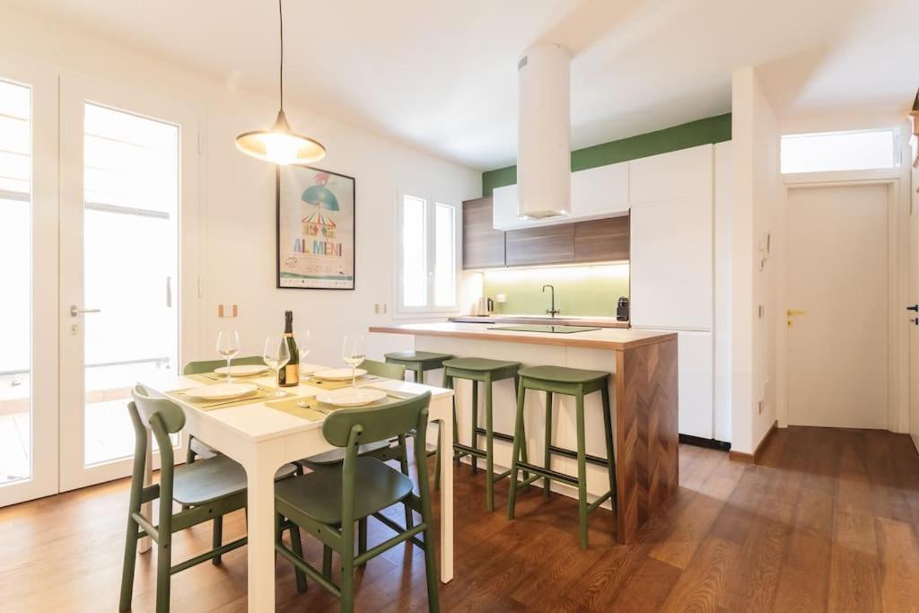 Η κουζίνα ή μικρή κουζίνα στο AmazHome - Casa di design nel cuore di Rimini