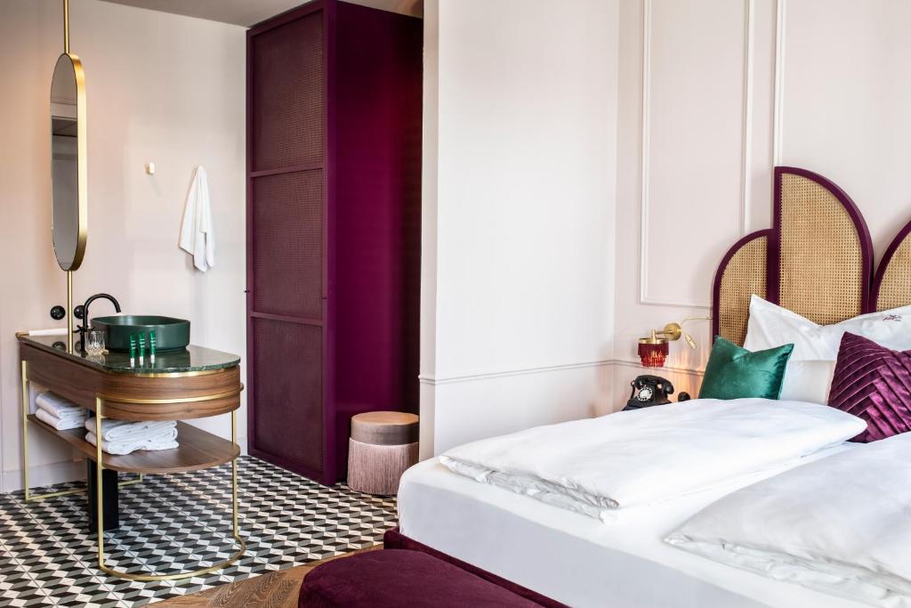 Postel nebo postele na pokoji v ubytování Hotel Josefine
