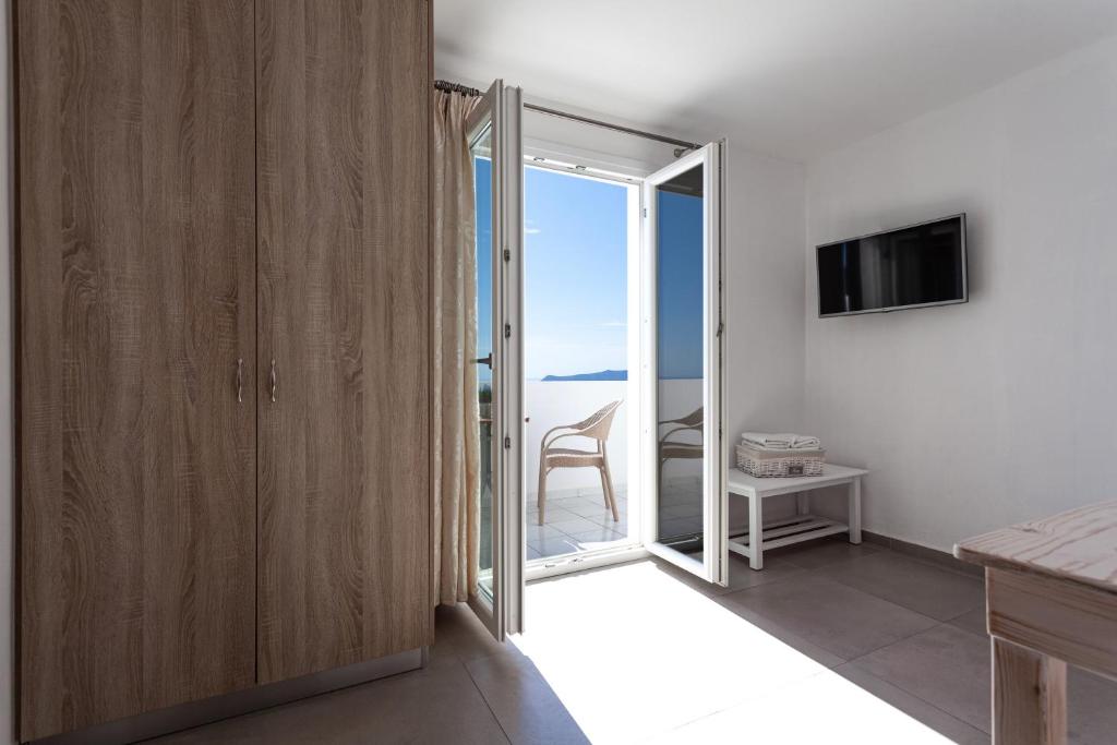 A television and/or entertainment centre at Caldera Butterfly Villas
