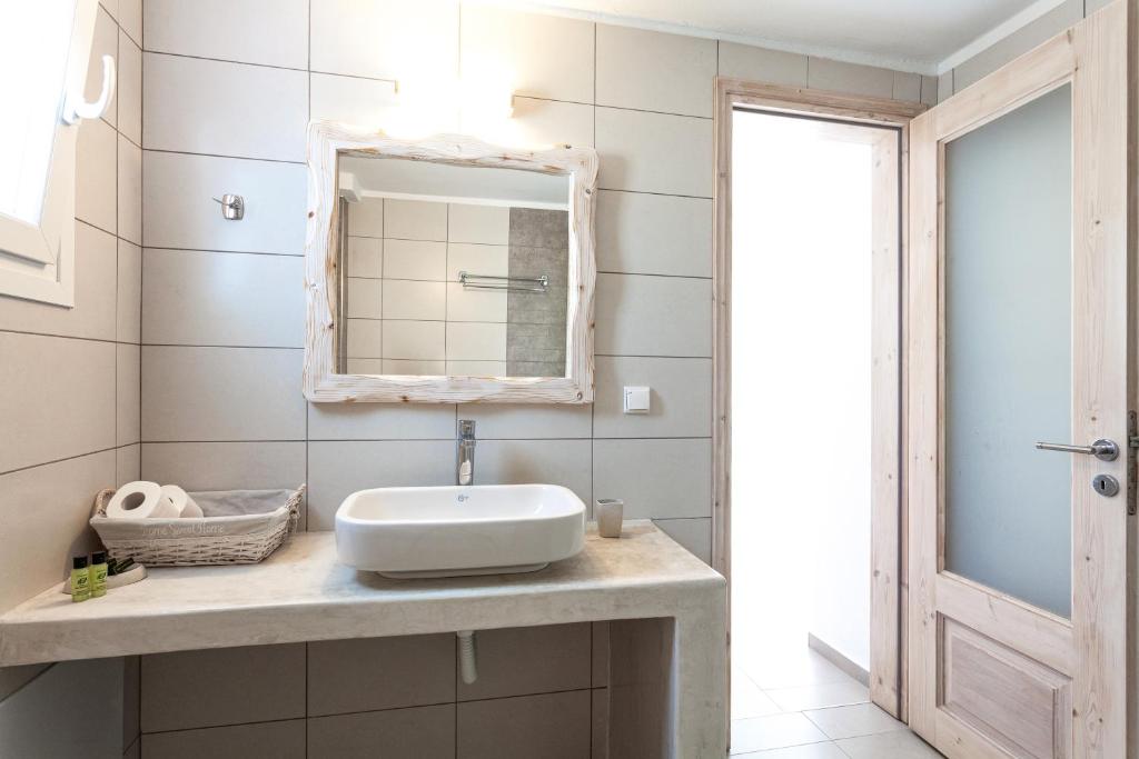 A bathroom at Caldera Butterfly Villas