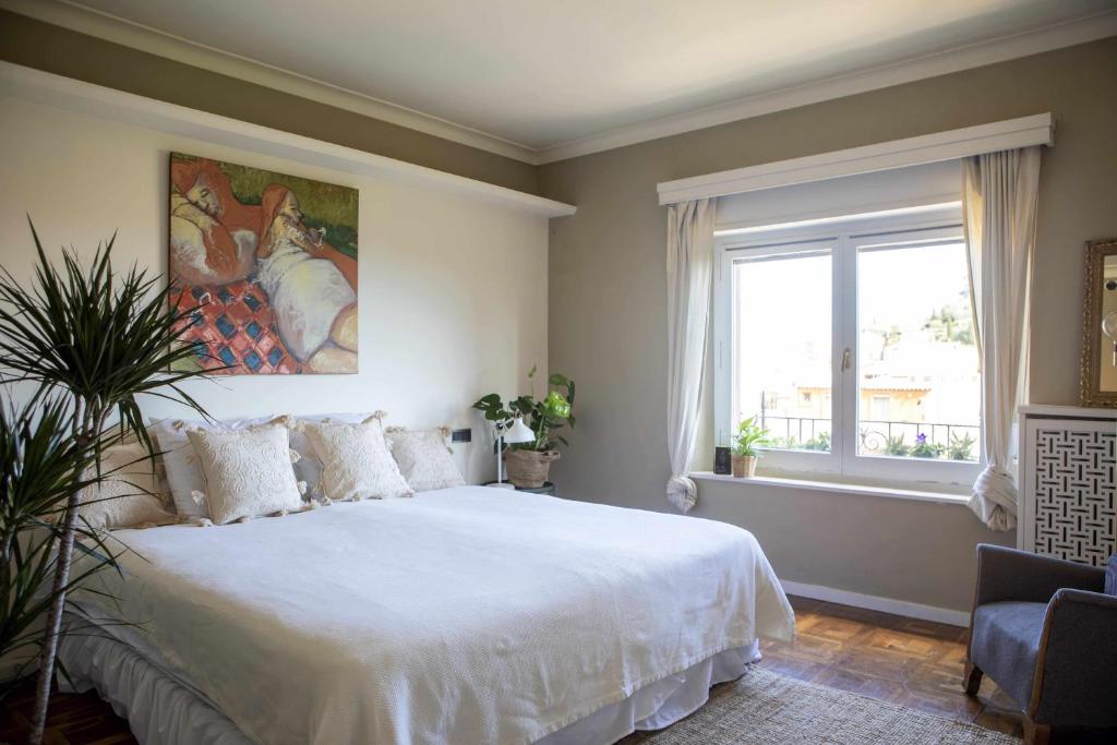 sypialnia z białym łóżkiem i oknem w obiekcie unic views begur alojamiento turístico w mieście Begur