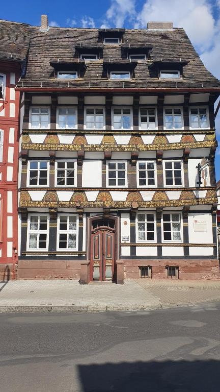 un gran edificio de ladrillo de color rojo y blanco en Ferienwohnungen am Neuen Markt, en Einbeck