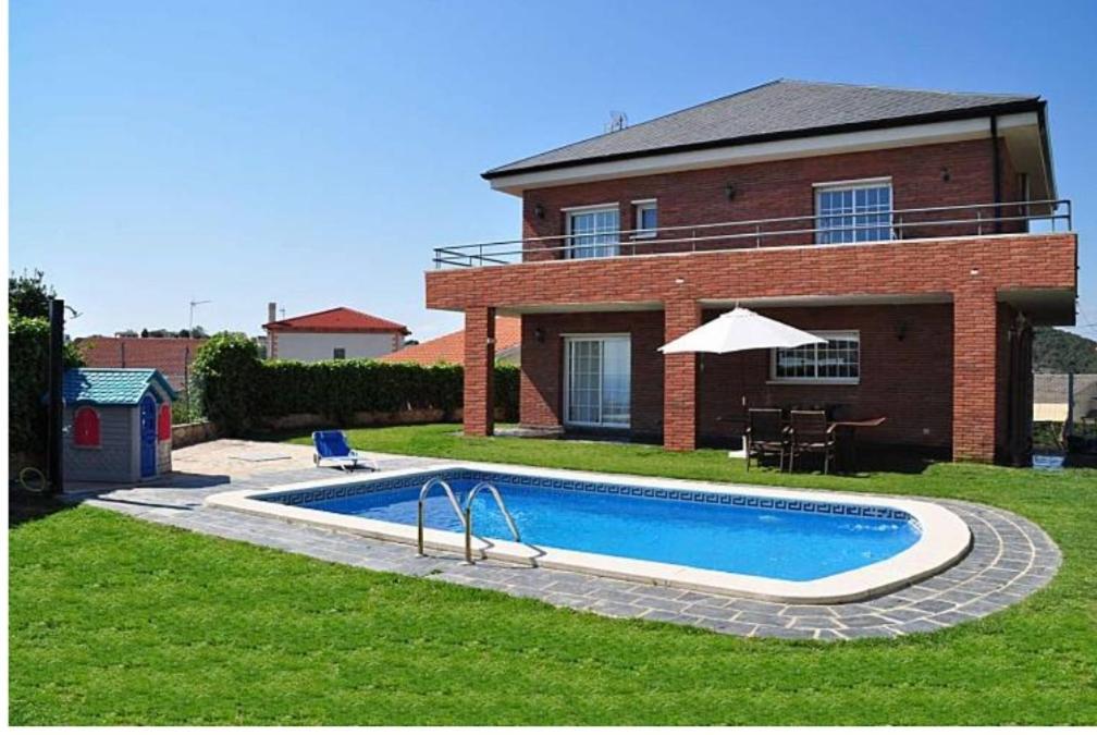 una piscina en el patio de una casa en Villa Brisas - Preciosa villa con gran intimidad y piscina, en Segur de Calafell