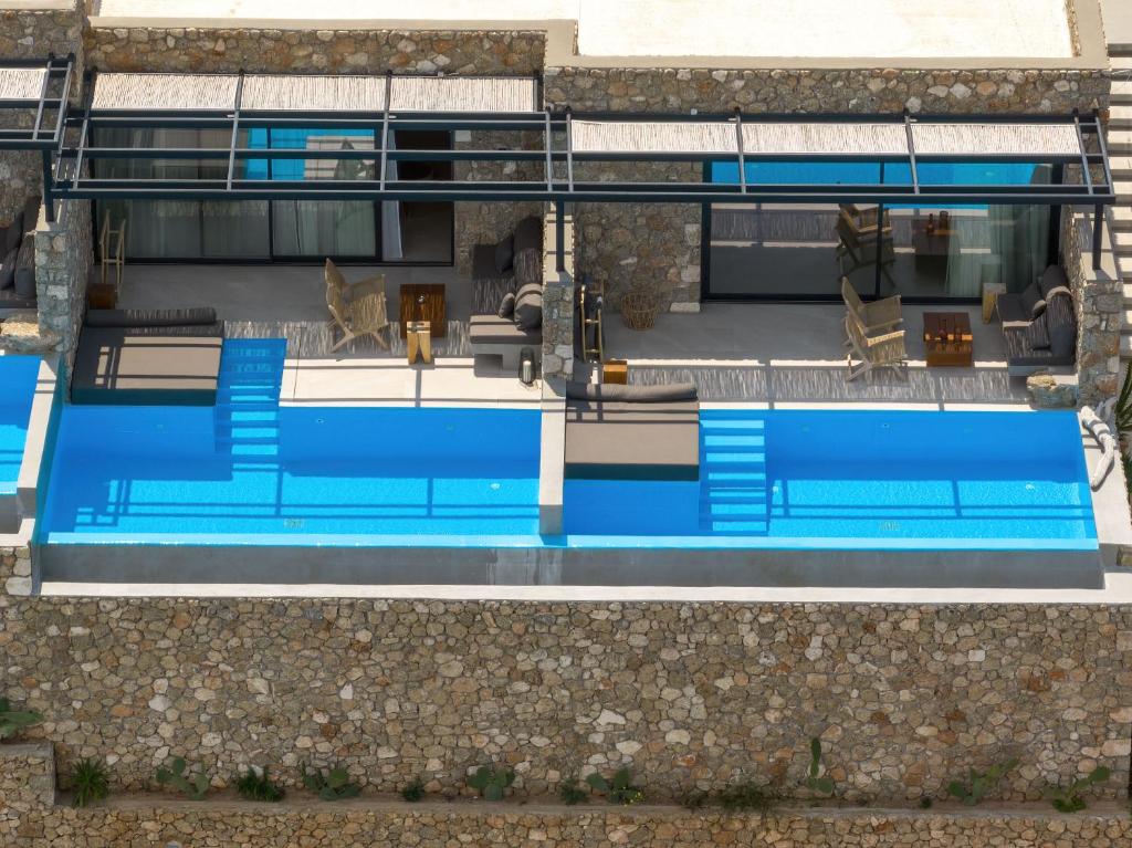 Bazén v ubytování ​Le Grand Bleu Resort nebo v jeho okolí