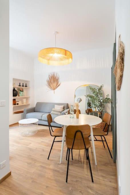 un salon avec une table et un canapé dans l'établissement T2 tout confort - Central- Bord de mer 100m - CLIM, à La Ciotat