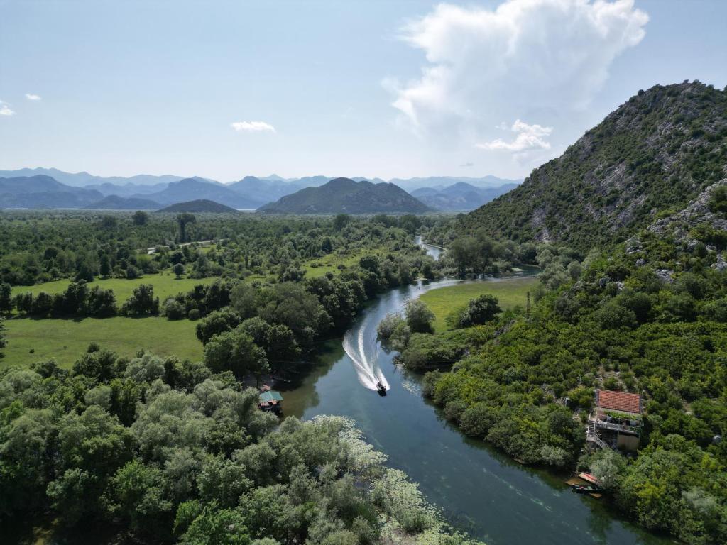 een luchtzicht op een rivier met een waterval bij Wild Beauty house Skadar lake in Cetinje