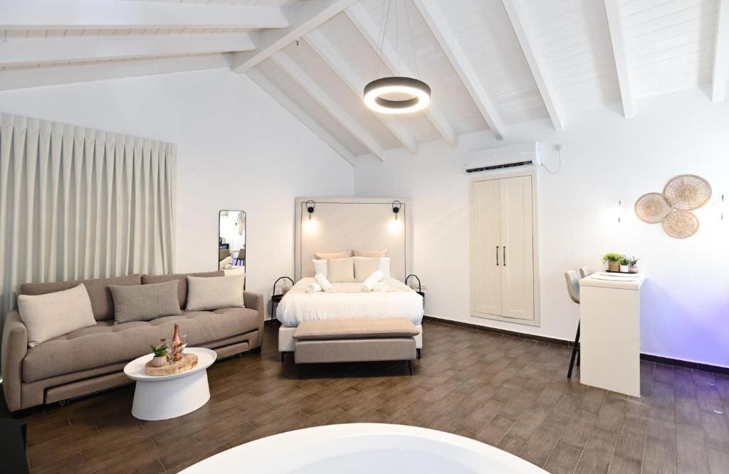 Postel nebo postele na pokoji v ubytování YalaRent - Liri Resort