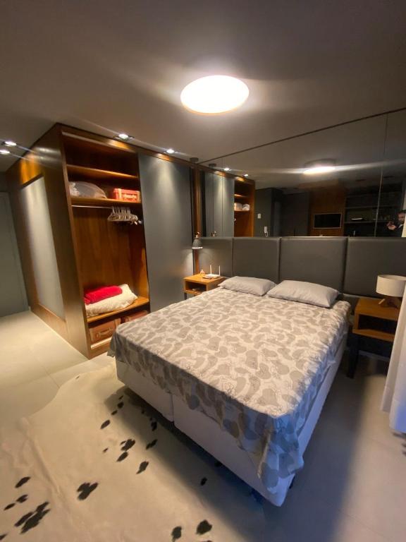 um quarto com uma cama grande num quarto em SEM TAXAS! Ap Lindo, Central c/ Garagem. em Pelotas