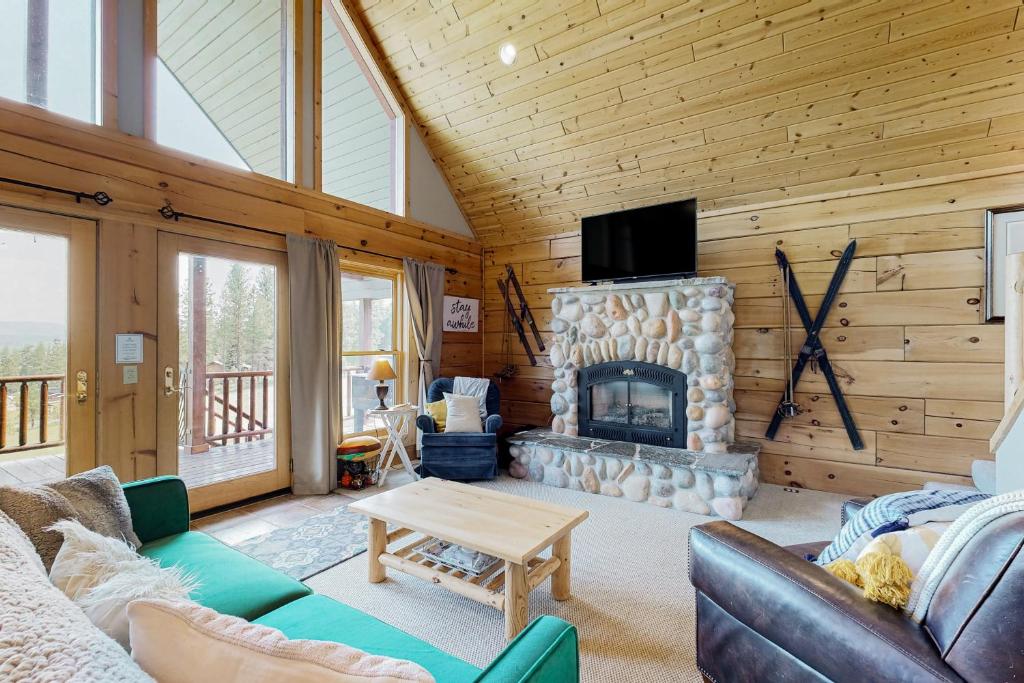 A television and/or entertainment centre at Mountain Views on the 45th Parallel