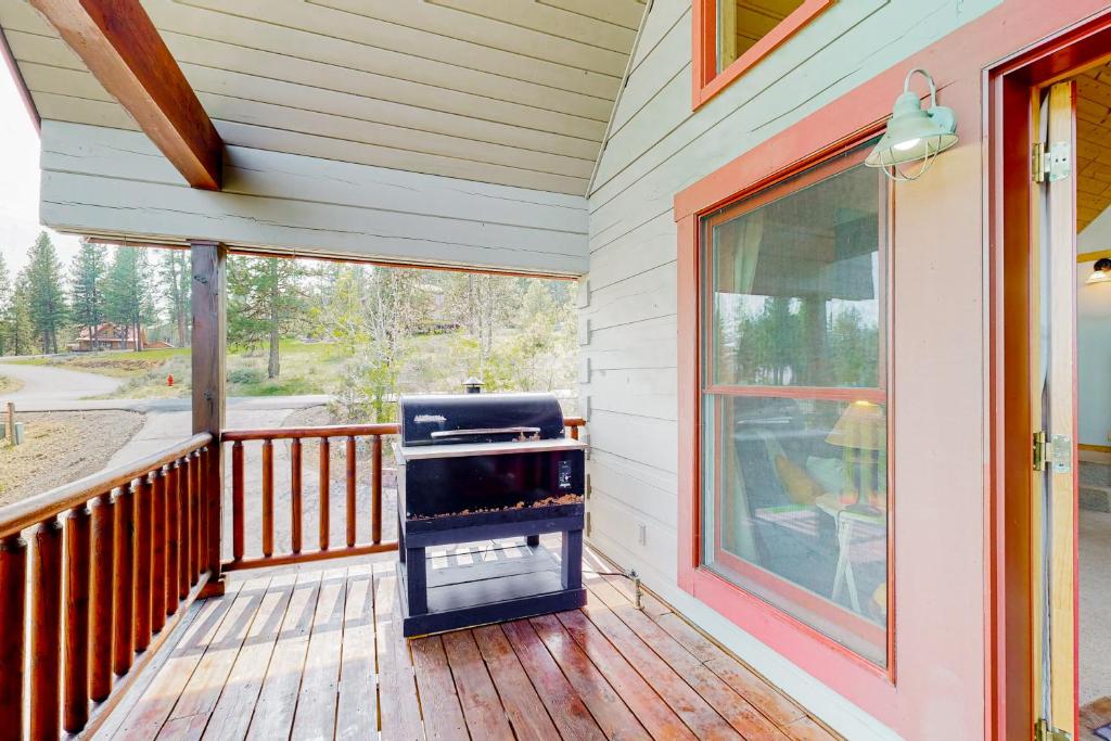 A balcony or terrace at Mountain Views on the 45th Parallel