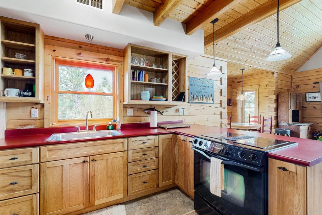 A kitchen or kitchenette at Mountain Views on the 45th Parallel