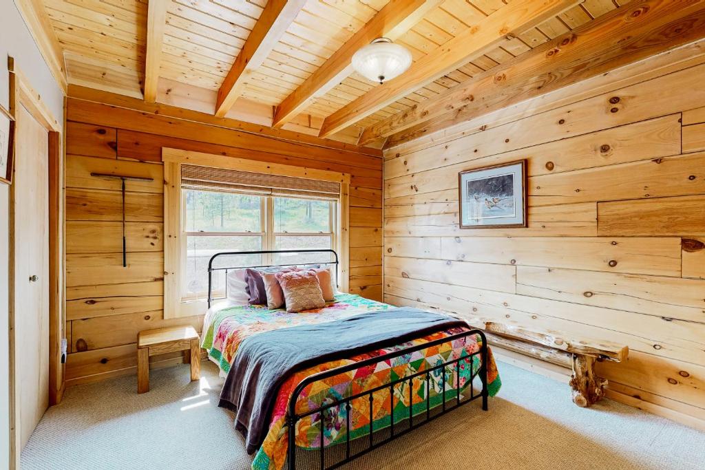 A bed or beds in a room at Mountain Views on the 45th Parallel