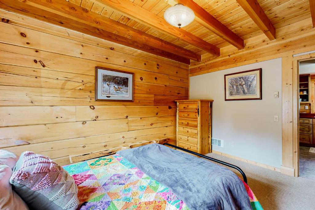 A bed or beds in a room at Mountain Views on the 45th Parallel