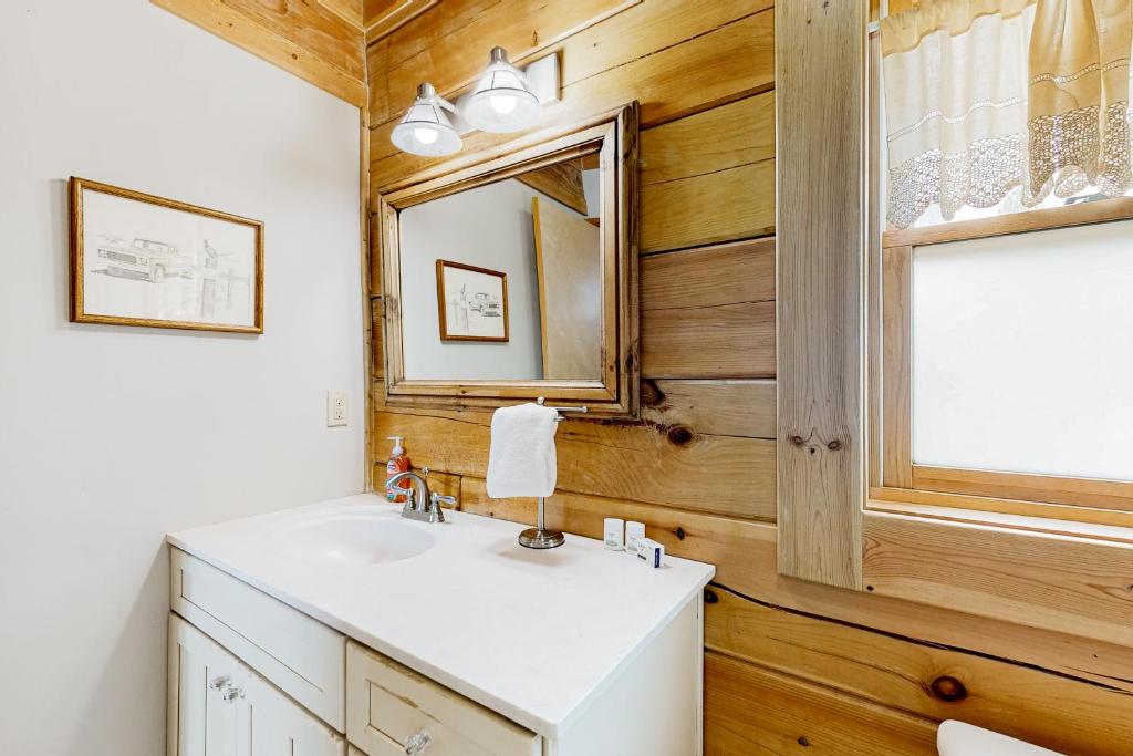 A bathroom at Mountain Views on the 45th Parallel