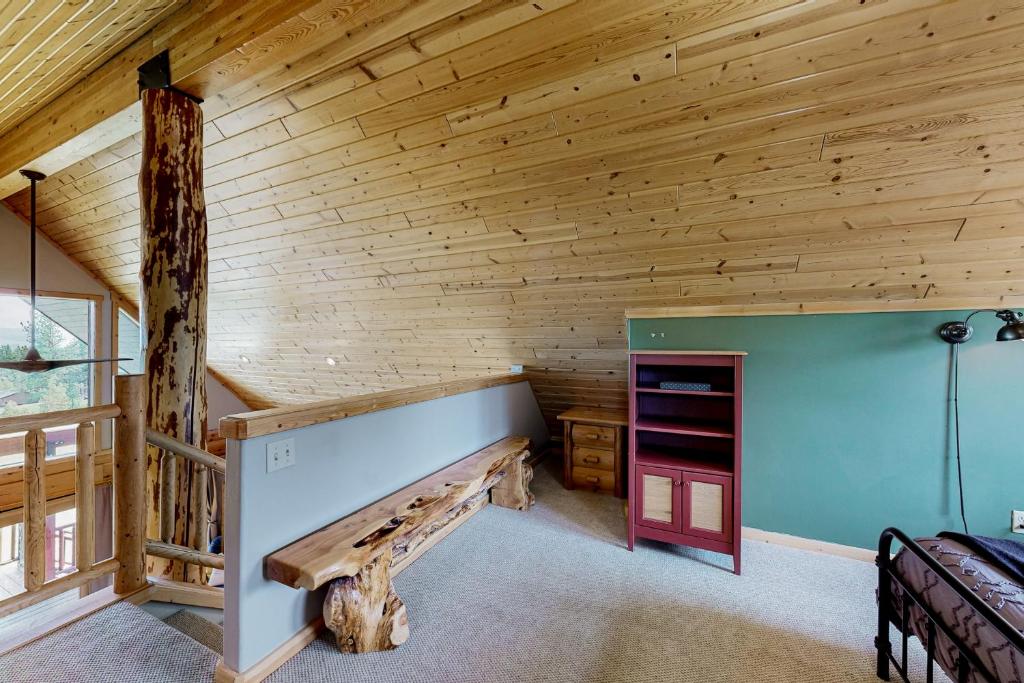 A bed or beds in a room at Mountain Views on the 45th Parallel