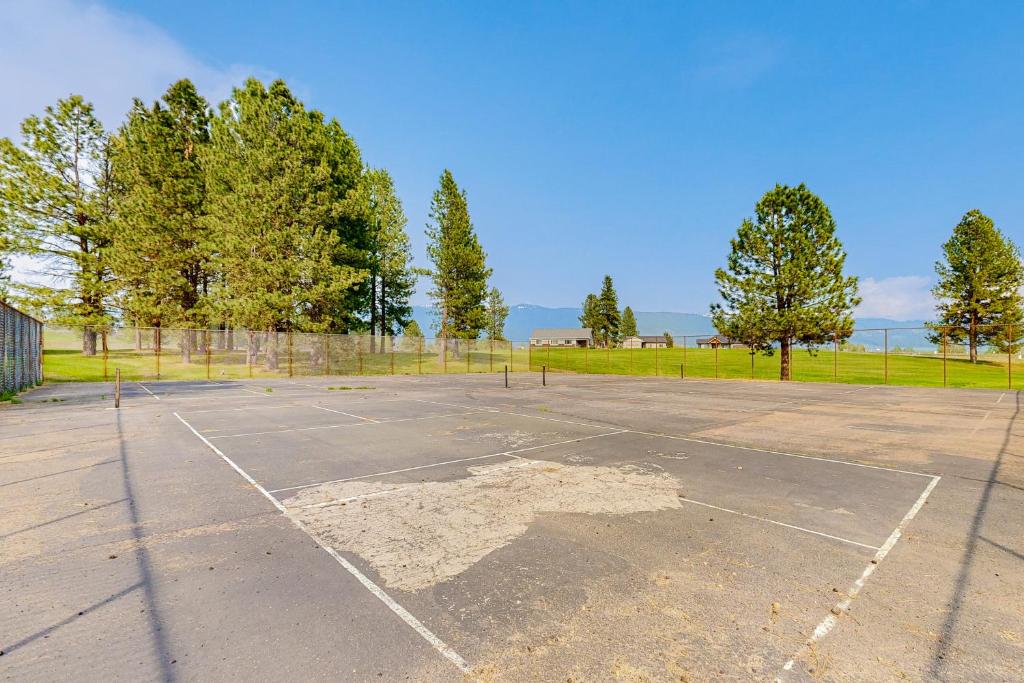 Tennis and/or squash facilities at Mountain Views on the 45th Parallel or nearby