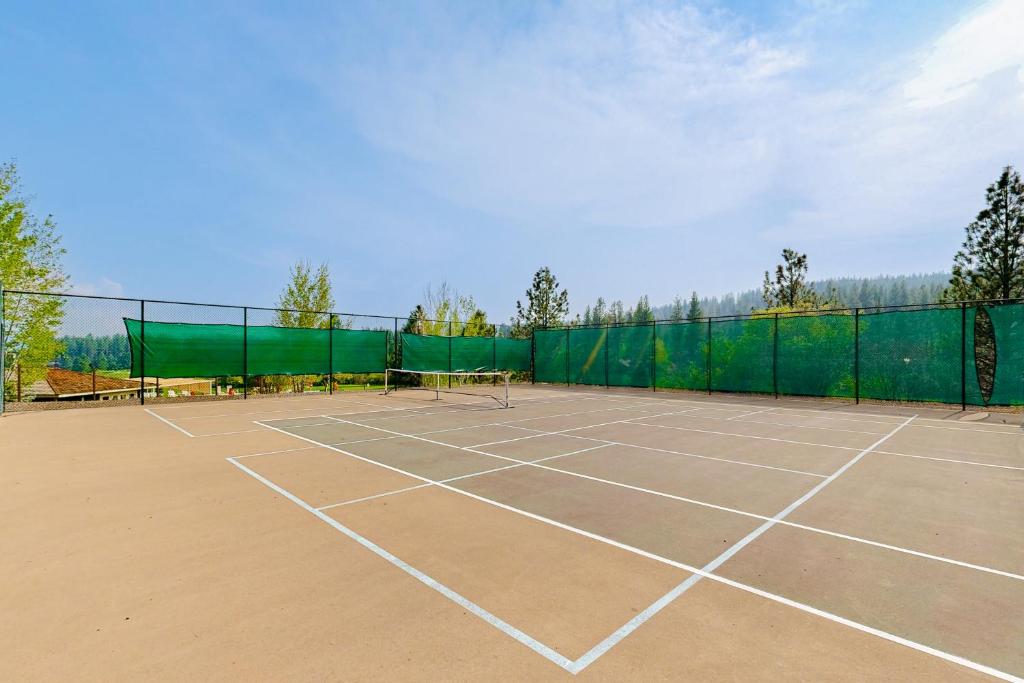 Tennis and/or squash facilities at Mountain Views on the 45th Parallel or nearby