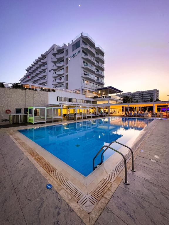Silver Sands Beach Hotel - 