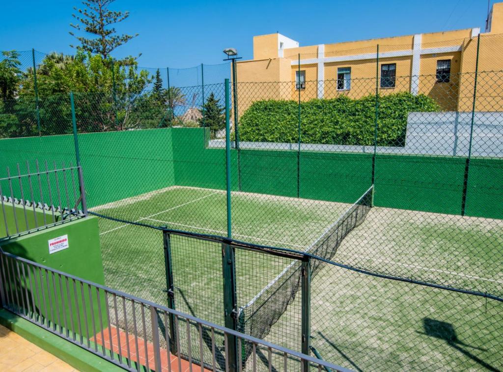 Tenis alebo squash v ubytovaní SibsSanlucar Donana 1ª Línea Playa-Piscina-Padel alebo jeho okolí