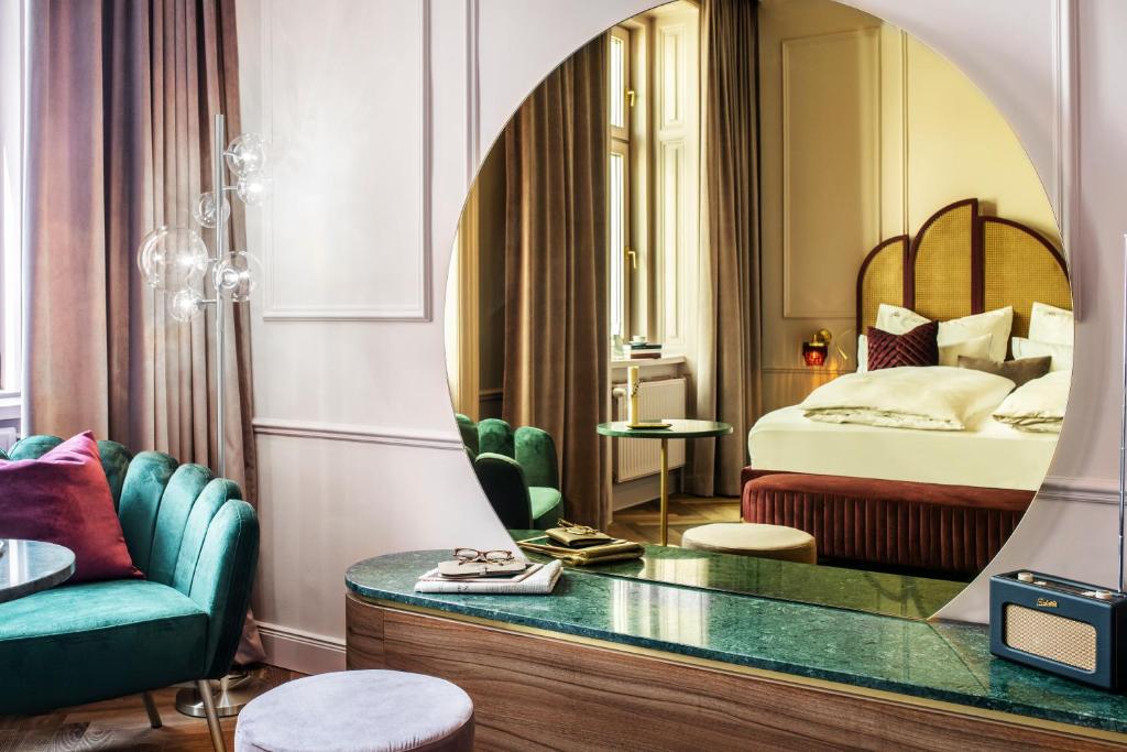 Postel nebo postele na pokoji v ubytování Hotel Josefine
