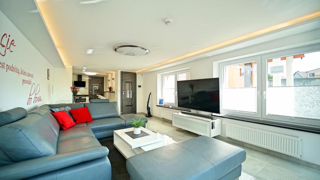 Televízia a/alebo spoločenská miestnosť v ubytovaní Apartamenty Every Sky Poznańska 21