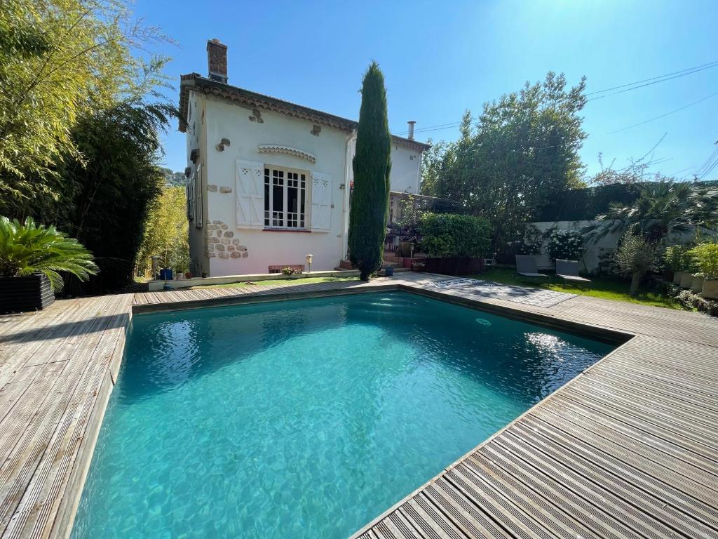 une piscine devant une maison dans l'établissement Souvenir à jamais !, à Nice