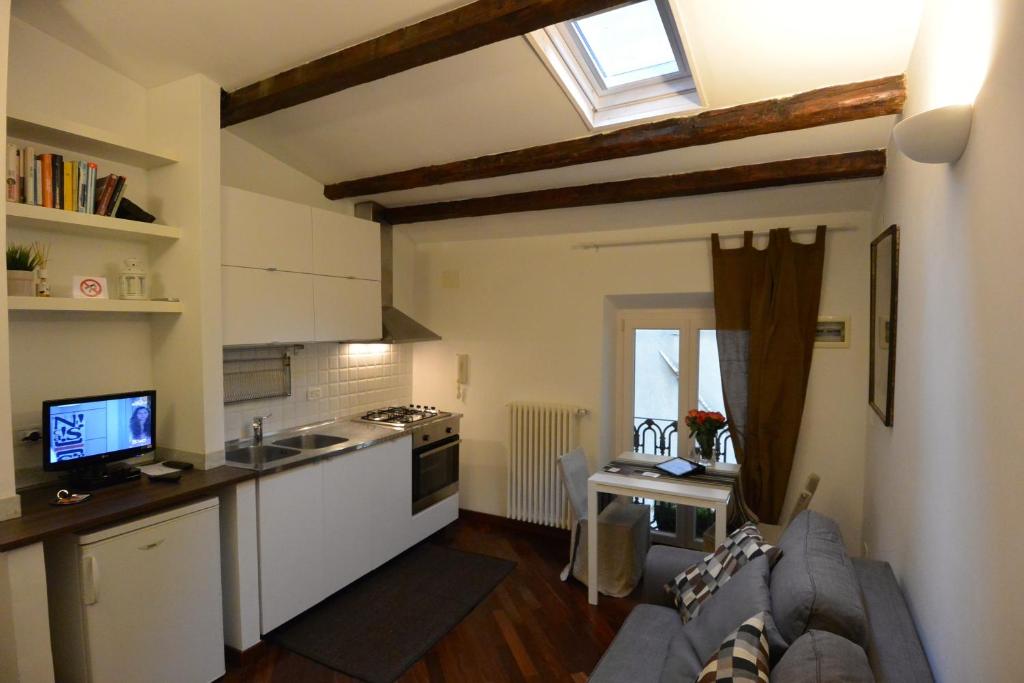eine Küche und ein Wohnzimmer mit einem Sofa in der Unterkunft Appartamento dei Sassetti in Savona