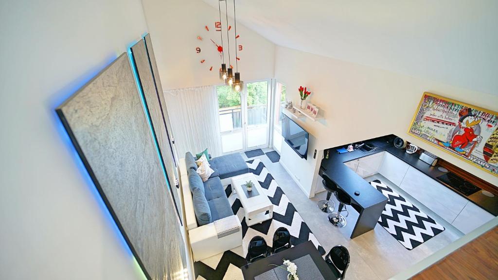 uma vista superior de uma sala de estar com uma cadeira de vaca em Apartamenty Every Sky Sopocka 15-2 em Jelenia Góra