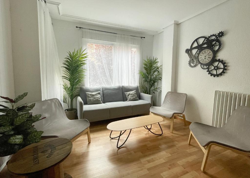 sala de estar con sofá, sillas y mesa en AZ The Bridge Hostel - Coliving, en Zaragoza