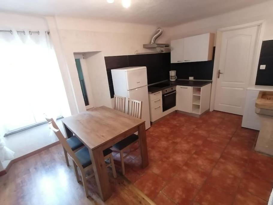 kuchnia z drewnianym stołem i drewnianą podłogą w obiekcie Apartment in Lovran w mieście Lovran